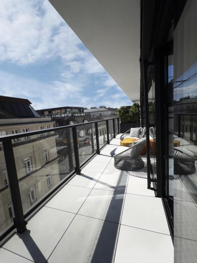 호텔 토파즈 앤 라미 비엔나 외부 사진 A balcony in Vienna